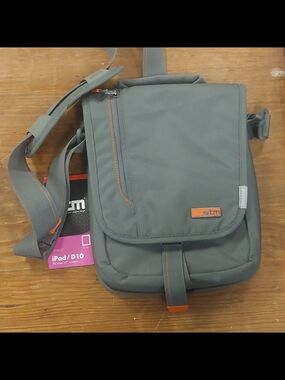 STM Linear tablet messenger bag